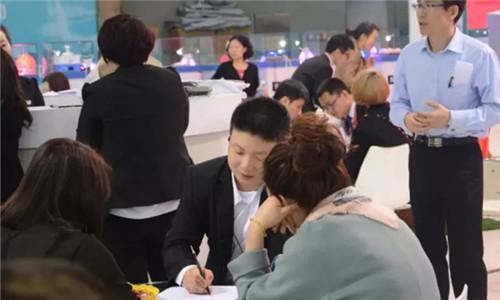 �������F������